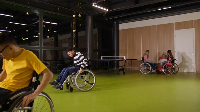快乐的少年在轮椅上玩赛车视频下载