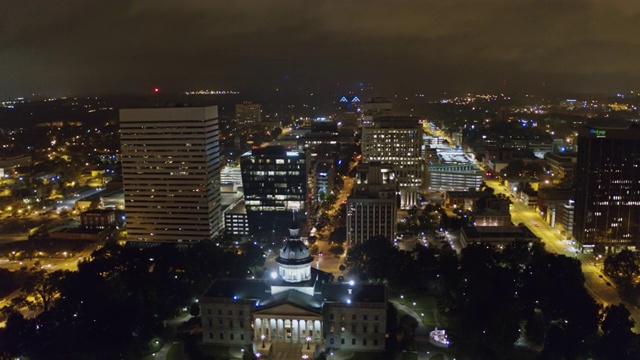 南卡罗来纳哥伦比亚航空v3鸟眼从国会大厦上方，在夜间全景视频下载