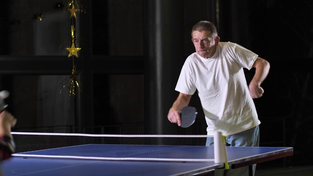患有脑瘫的成年人打乒乓球视频素材