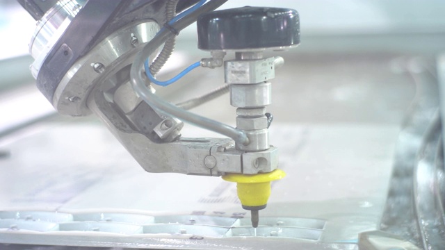 在工厂中运行的工业机器人视频素材