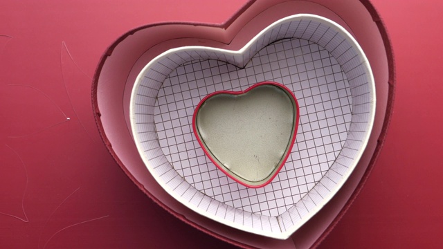 心形礼盒顶视图红色背景，情人节视频下载