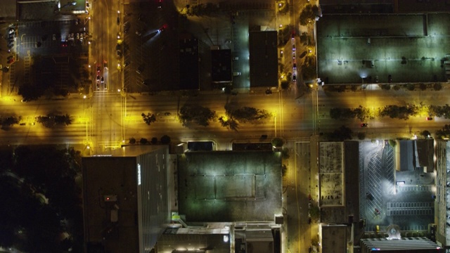南卡罗来纳哥伦比亚航空v6垂直视角在夜间雾市中心上空飞行视频下载