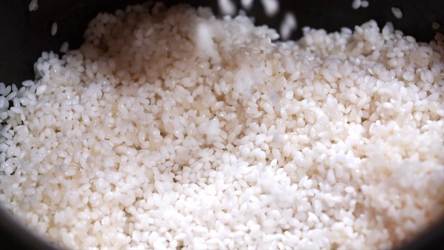 米饭从碗里掉下来/景湾萨寺，恩平谷，首尔，韩国视频素材