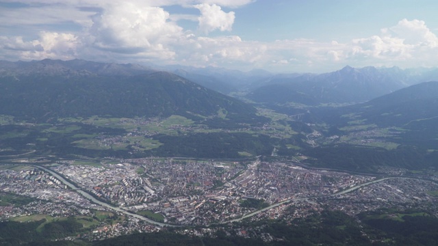 奥地利因斯布鲁克的一个夏日午后，在卡温德尔山的hafelekarspitz - seegrube观测站拍摄的因斯布鲁克城视频素材