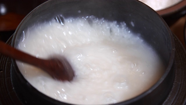 用米桨搅拌“Juk”(韩国米粥)/景湾寺，恩平谷，首尔，韩国视频下载