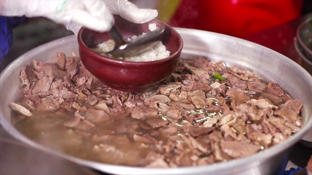 将热的“Gomtang”汤倒入碗中/ Naju-si，全罗南道，韩国视频素材