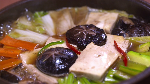 煮“Dubu Beoseot Jjigae”(豆腐和蘑菇的韩式炖菜)/京万萨寺，恩平谷，首尔，韩国视频下载