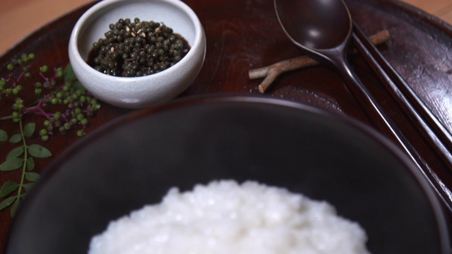 “Huin Juk”(韩国白米粥)和“Sancho Jangajji”(腌制韩国辣椒)摆盘/景湾寺，恩平谷，首尔，韩国视频素材