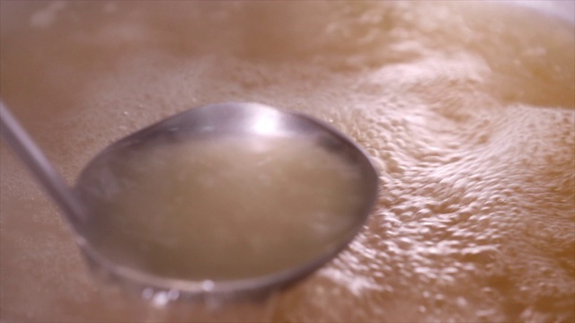 用勺子舀出煮沸的Gomtang汤/ Naju-si，全罗南道，韩国视频下载