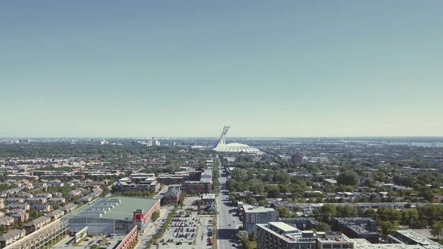 城市的天际线和奥林匹克体育场视频下载