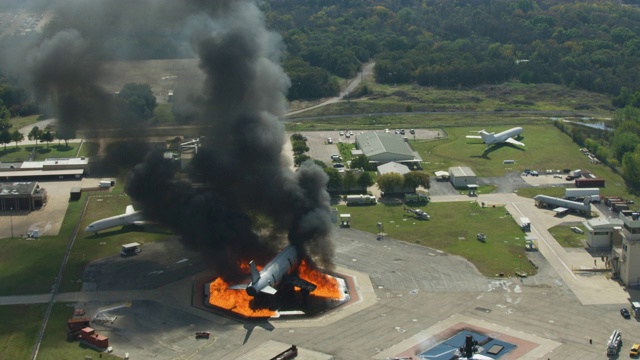 DFW国际机场火灾培训研究中心，空中客车A380复制品燃烧的轨道照片视频下载