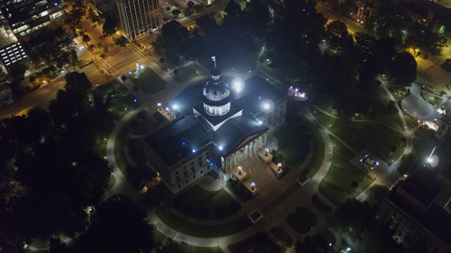 南卡罗来纳哥伦比亚航空v2在晚上绕着国会大厦旋转视频下载