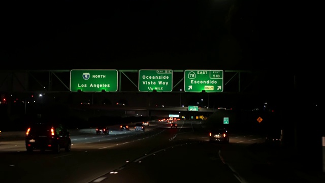从车里看。洛杉矶晚上繁忙的高速公路。巨大的州际高速公路在加利福尼亚，美国。在高速公路上快速行驶。交通堵塞与城市交通概念。视频素材