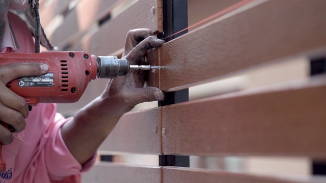 木匠或修理工拧紧和安装胶合板的特写手。视频素材