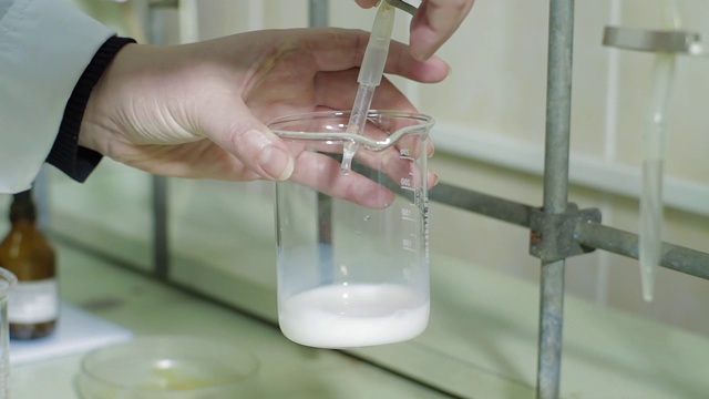 实验室控制实验。牛奶测试。试剂与牛奶混合反应。视频素材