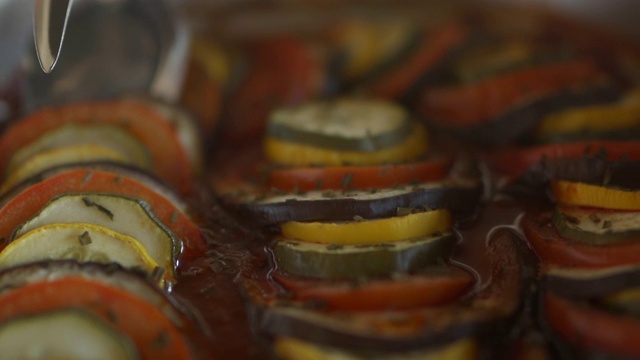 美味的沙拉配西葫芦和胡萝卜在自助餐厅视频下载
