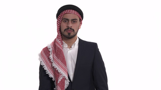 穿着传统沙特服装的千禧一代男人在窃窃私语。肢体语言和手势。孤立，在白色背景上视频下载