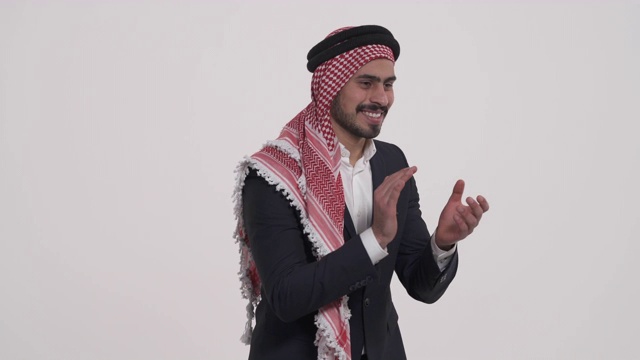 一个快乐微笑的阿拉伯人在鼓掌的特写，孤立在白色的背景上视频素材