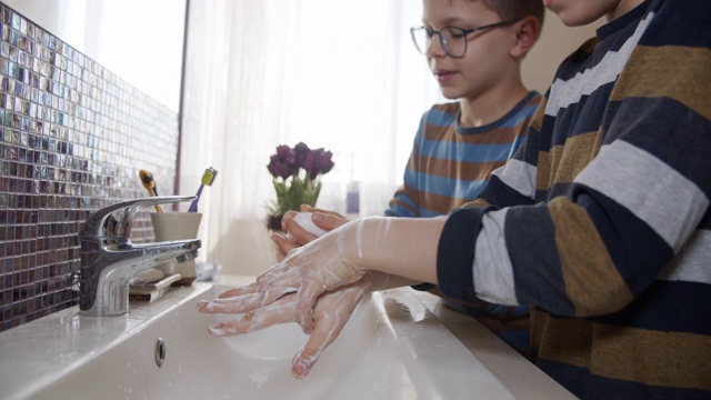 小男孩洗手要彻底视频素材