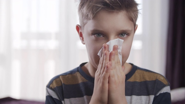 一个生病的男孩在擦鼻子视频下载