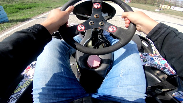 POV，在一个有趣的比赛中在阳光赛道上驾驶一辆车视频下载