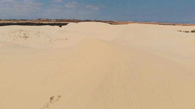 鸟瞰沙漠中棕色蜿蜒沙丘的飞行视频下载