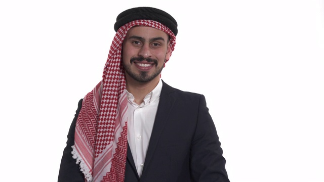 一个年轻快乐的阿拉伯人用食指指着相机和你的特写。手势，自信的手势。孤立，在白色背景上视频素材