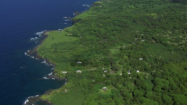 鸟瞰图郁郁葱葱的太平洋海岸毛伊岛在夏威夷群岛。视频下载