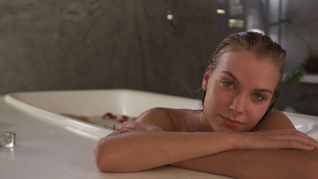 一个白人女人在酒店洗澡视频素材