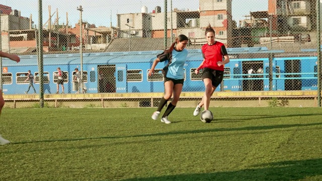 动作特写的西班牙女足球运动员在行动视频素材