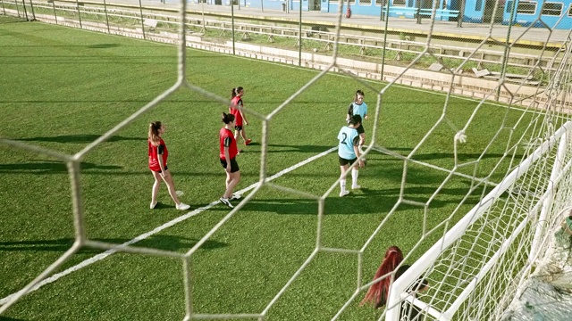 高角度动作特写的西班牙女足球运动员视频素材