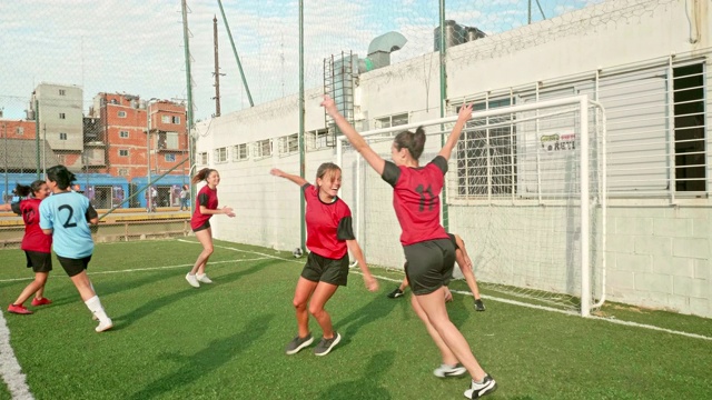 女足球运动员在布宜诺斯艾利斯运动场上的行动视频素材