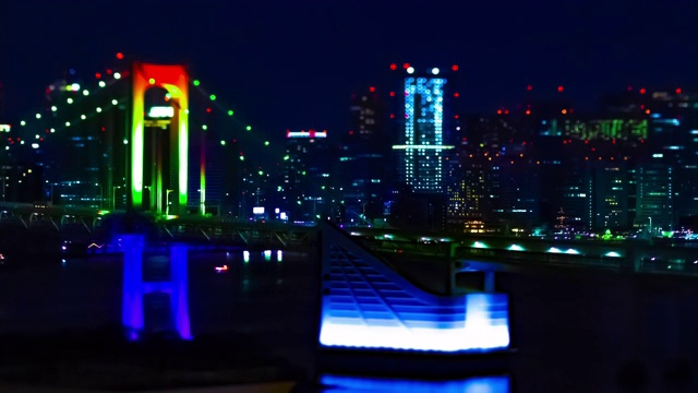 在东京城市的一个微型彩虹桥的夜晚时间流逝视频下载