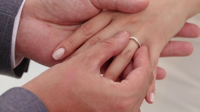 新娘和新郎在婚礼上交换结婚戒指。视频下载