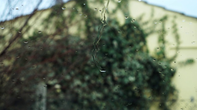 雨水打在汽车的挡风玻璃上视频素材