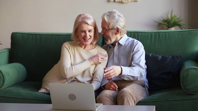 老年配偶与成年子女远距离视频通话视频素材