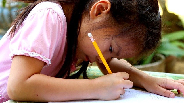 泰国儿童在家写书，泰国清迈视频素材