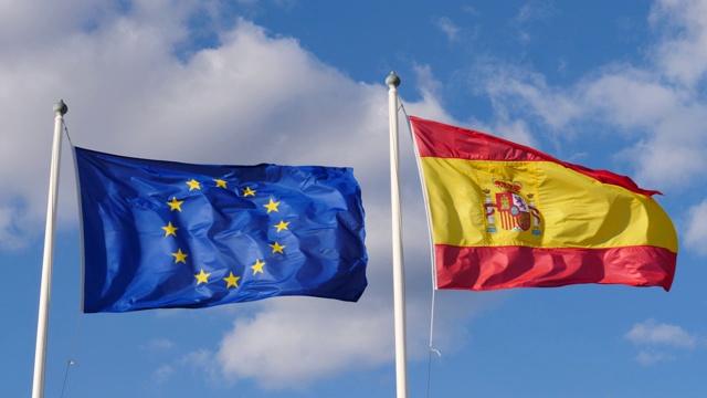 天空中西班牙和欧盟的旗帜视频下载