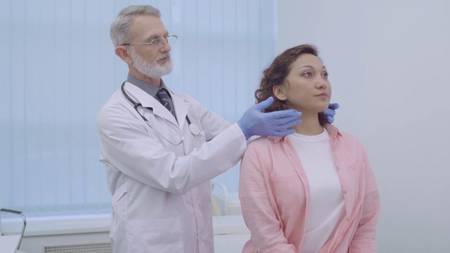 男耳鼻喉科医师检查患者颈部，住院检查，疾病视频素材