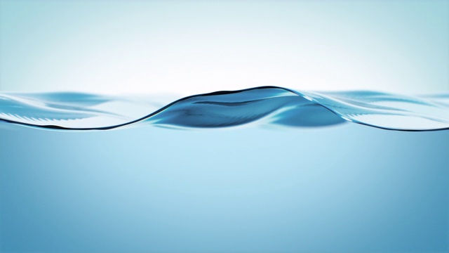 美丽的水面上移动挥舞快速版本。纯净的蓝色水迅速填满屏幕。视频素材