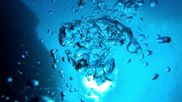 气泡浮到水面的水下镜头视频下载