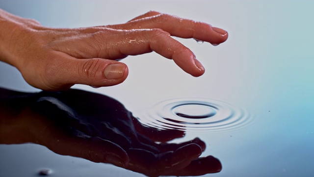 水从一个女人的手指滴到水里视频下载