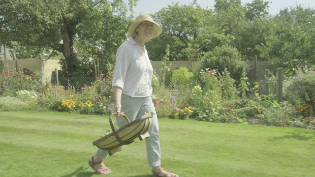 快乐的老女人在她的花园里旋转视频下载