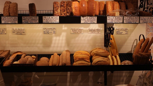 面包店的货架上有各种新鲜出炉的面包、法式长棍面包和小圆面包视频下载