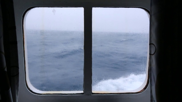 一艘穿越南极洲和南美洲之间的德雷克海峡的探险游轮。视频下载