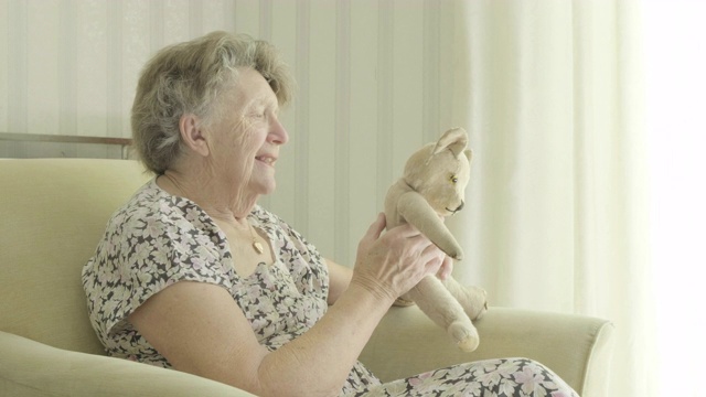 老白人女人抱着旧泰迪熊视频下载