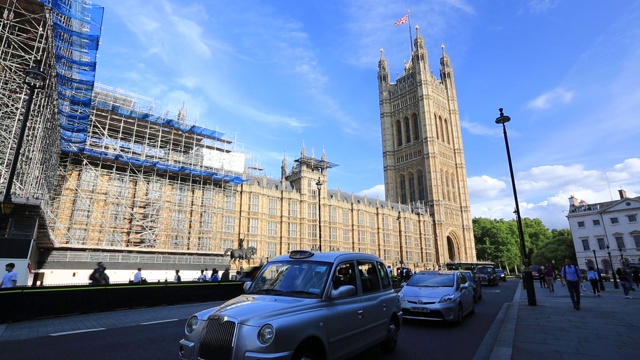 英国伦敦，议会大厦旁的交通。视频下载