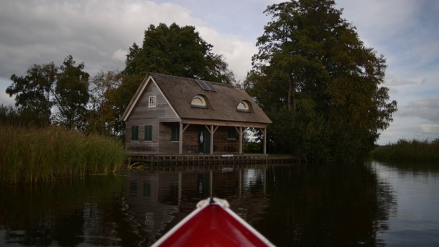 一艘船抵达荷兰湖边的木屋视频下载