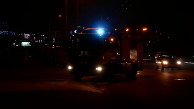 夜间消防车的闪光警报器。紧急情况。紧急帮助。火。的帮助。晚上的街道。视频。基辅。乌克兰。视频素材