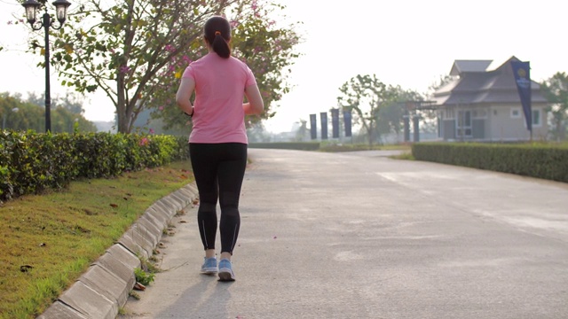 女人早上跑步锻炼，慢动作视频素材